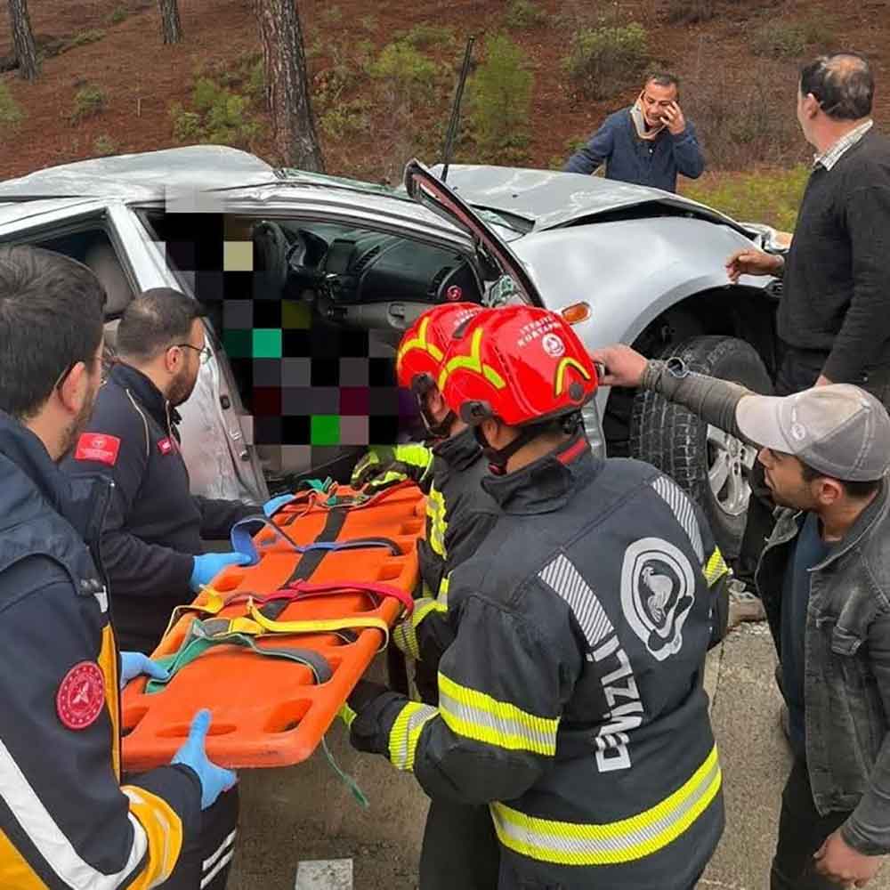Denizlide Yoldan Cikan Arac Agaca Carpti 1 Olu 1 Yarali 3