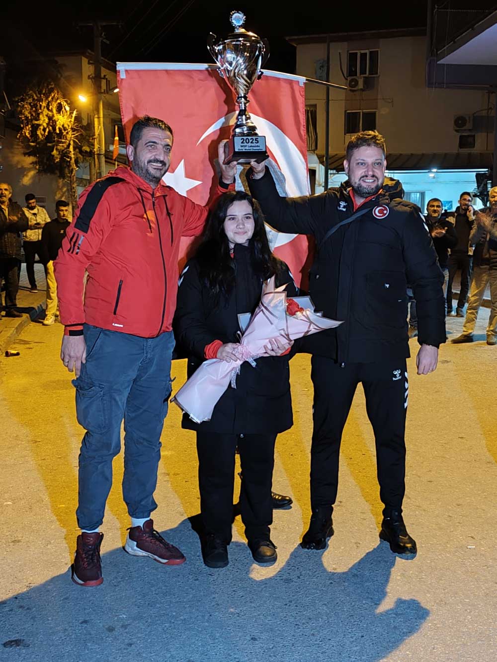 Dunya Sampiyonu Zehra Gemiye Mahalle Sakinlerinden Coskulu Karsilama 1