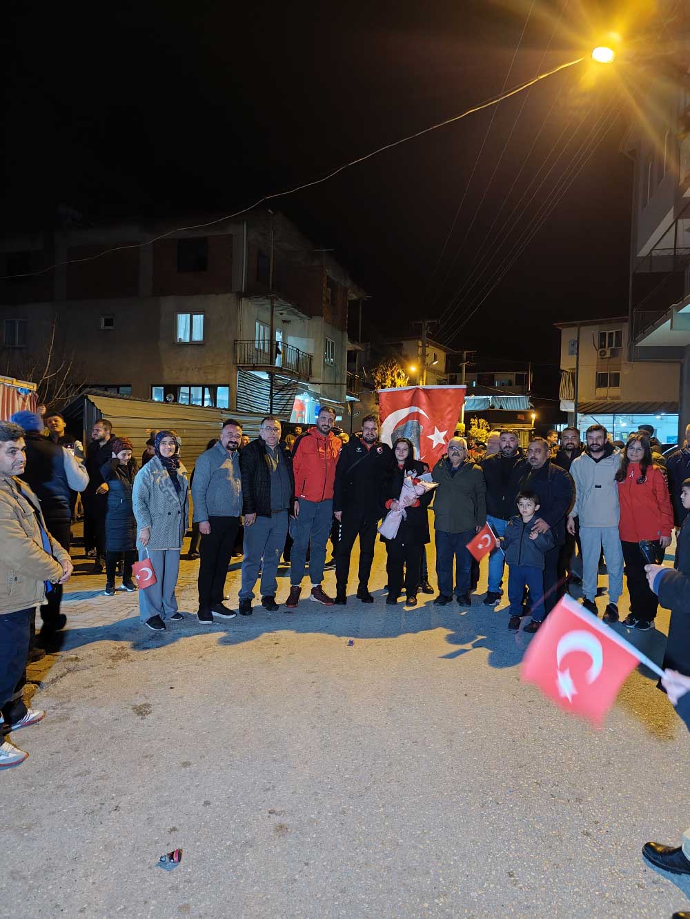 Dunya Sampiyonu Zehra Gemiye Mahalle Sakinlerinden Coskulu Karsilama 3