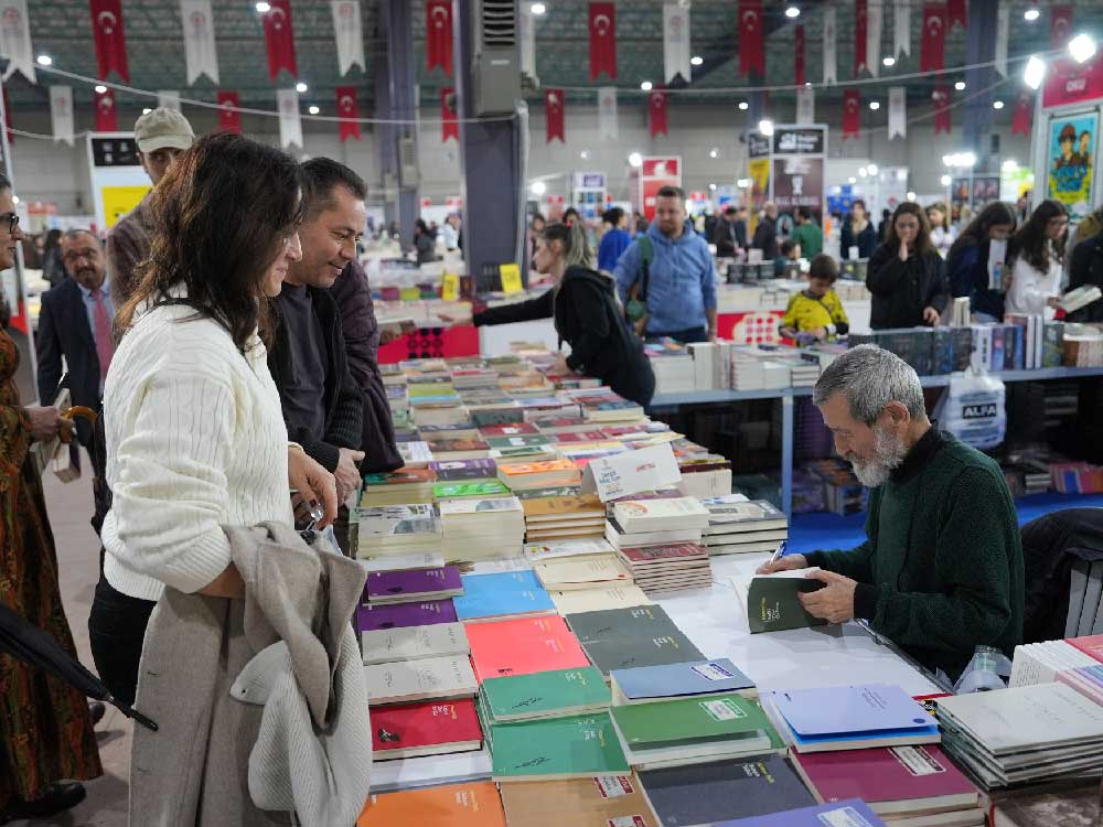 Kitapseverler Hafta Sonu Bu Fuarda Bulustu 2