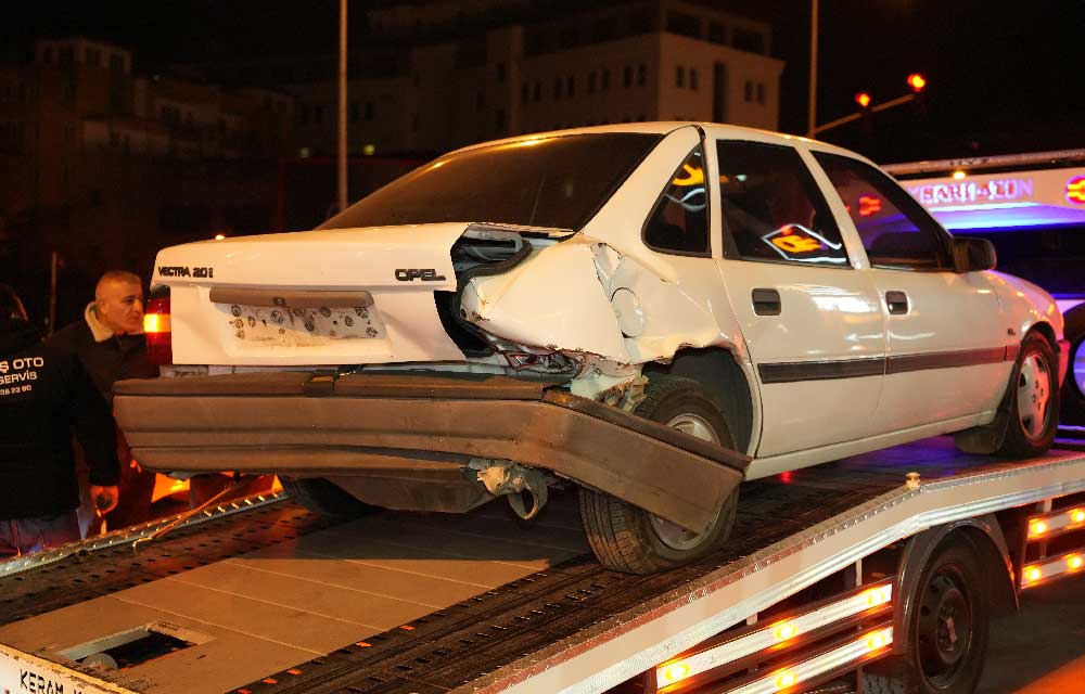 Kontrolden Cikan Otomobil Zincirleme Kazaya Neden Oldu 1