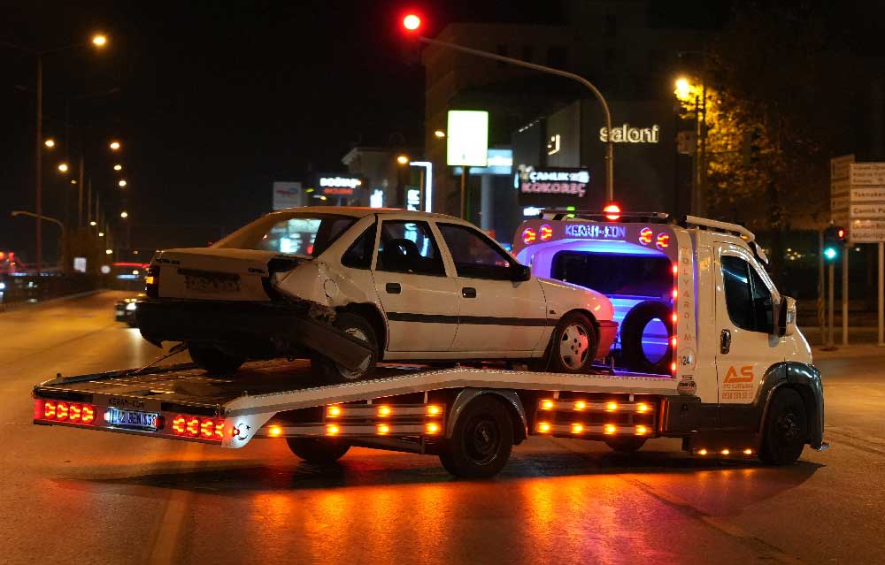 Kontrolden Cikan Otomobil Zincirleme Kazaya Neden Oldu 3