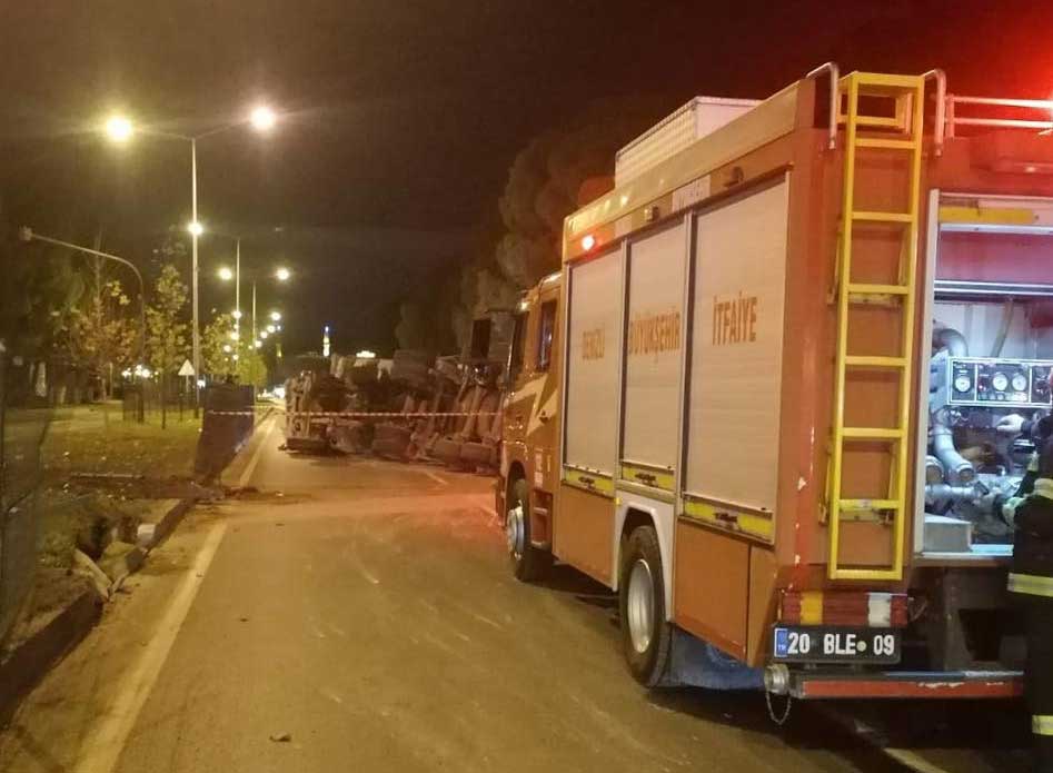 Saraykoyde Tir Ile Otomobil Carpistigi Kazada Tir Yan Yatti 2 Yarali1