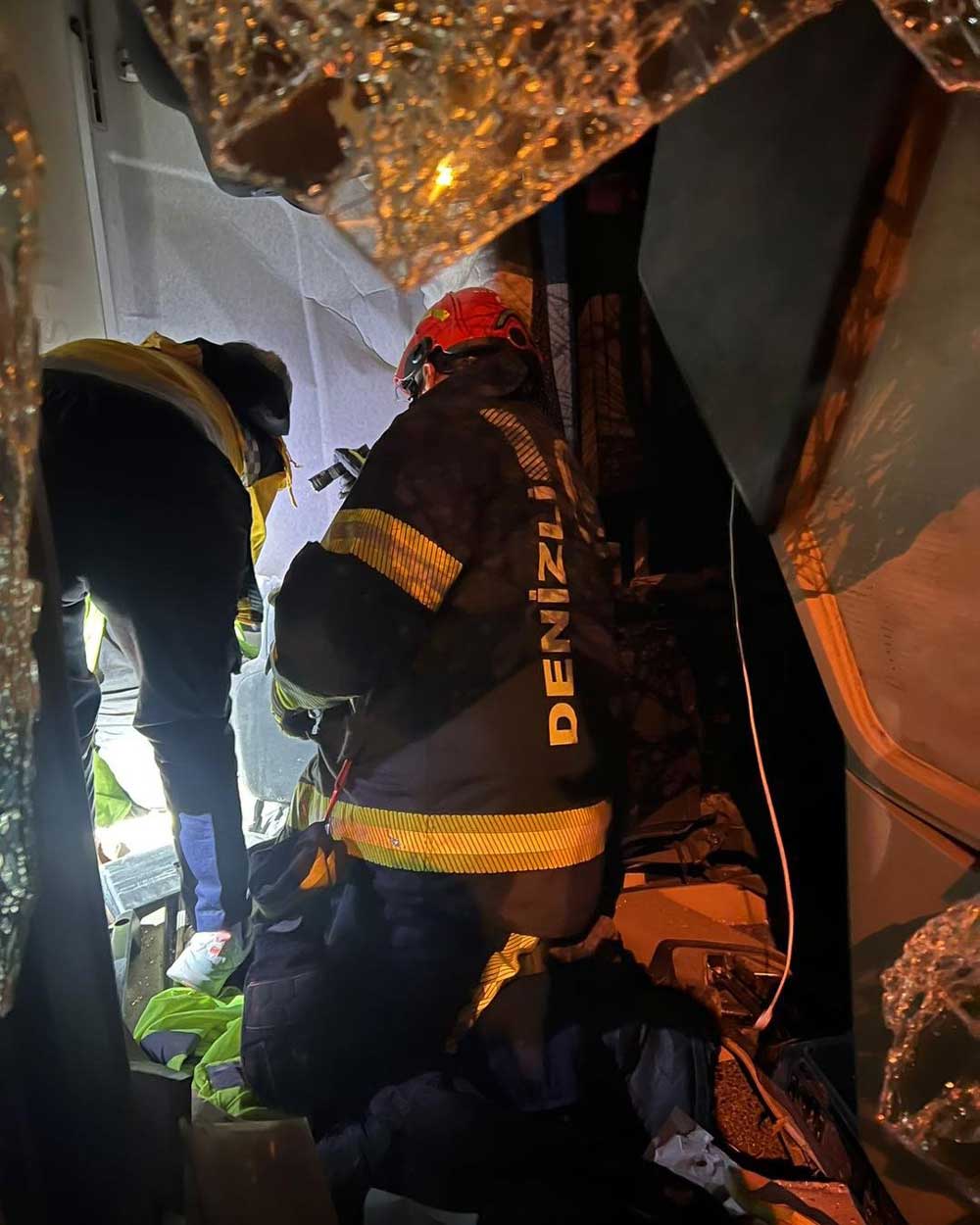 Saraykoyde Tir Ile Otomobil Carpistigi Kazada Tir Yan Yatti 2 Yarali2