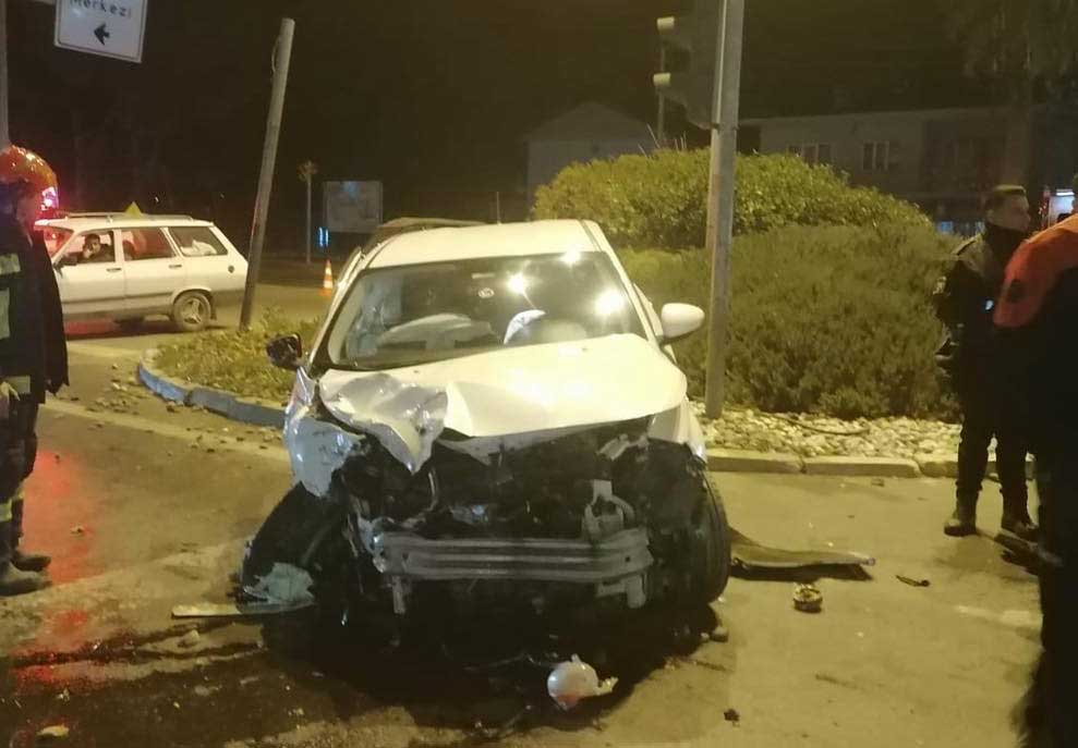 Saraykoyde Tir Ile Otomobil Carpistigi Kazada Tir Yan Yatti 2 Yarali3