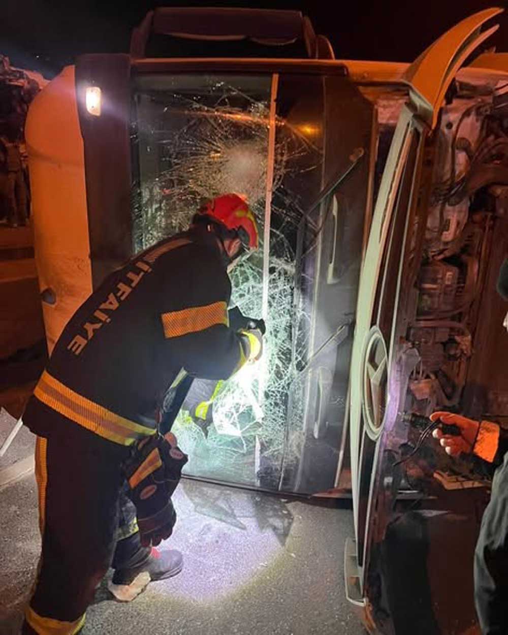 Saraykoyde Tir Ile Otomobil Carpistigi Kazada Tir Yan Yatti 2 Yarali4