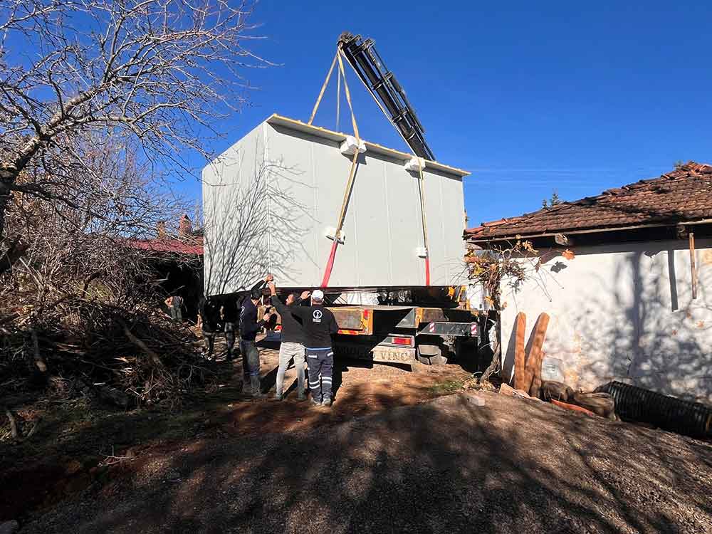 Yanginda Evleri Kul Olan Aileye Konteyner Ev Destegi 1