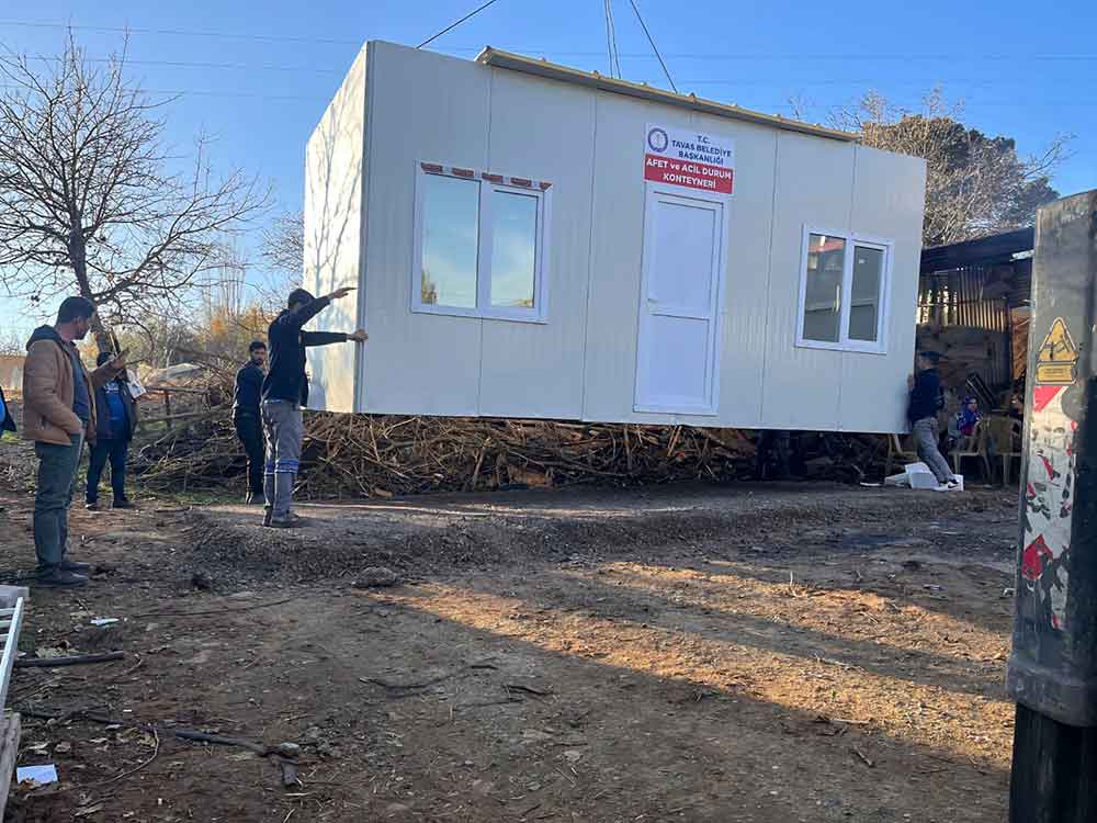 Yanginda Evleri Kul Olan Aileye Konteyner Ev Destegi 2