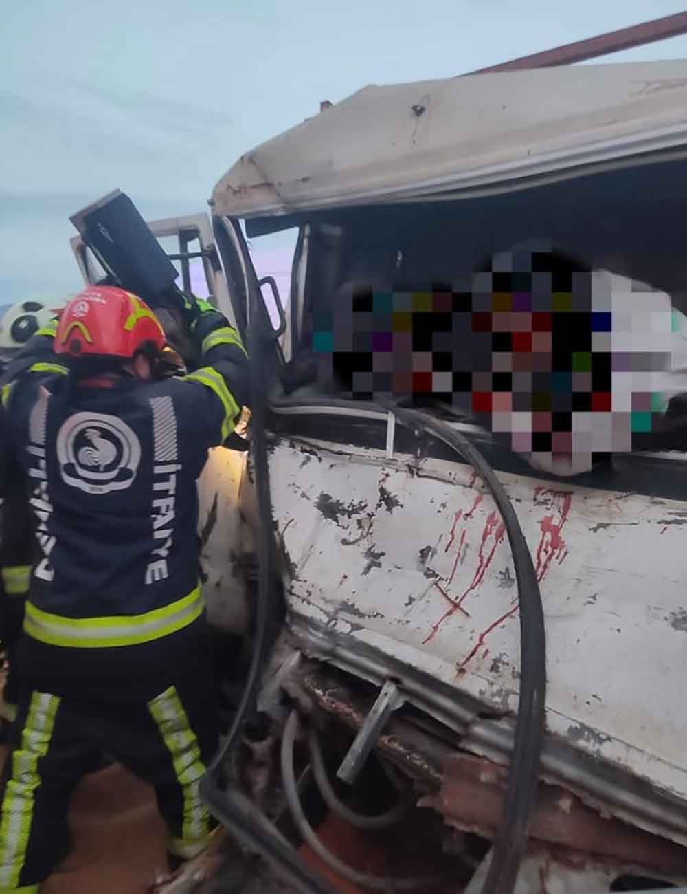 Yoldan Cikan Surucu Seyir Halindeki Tira Carpti 1