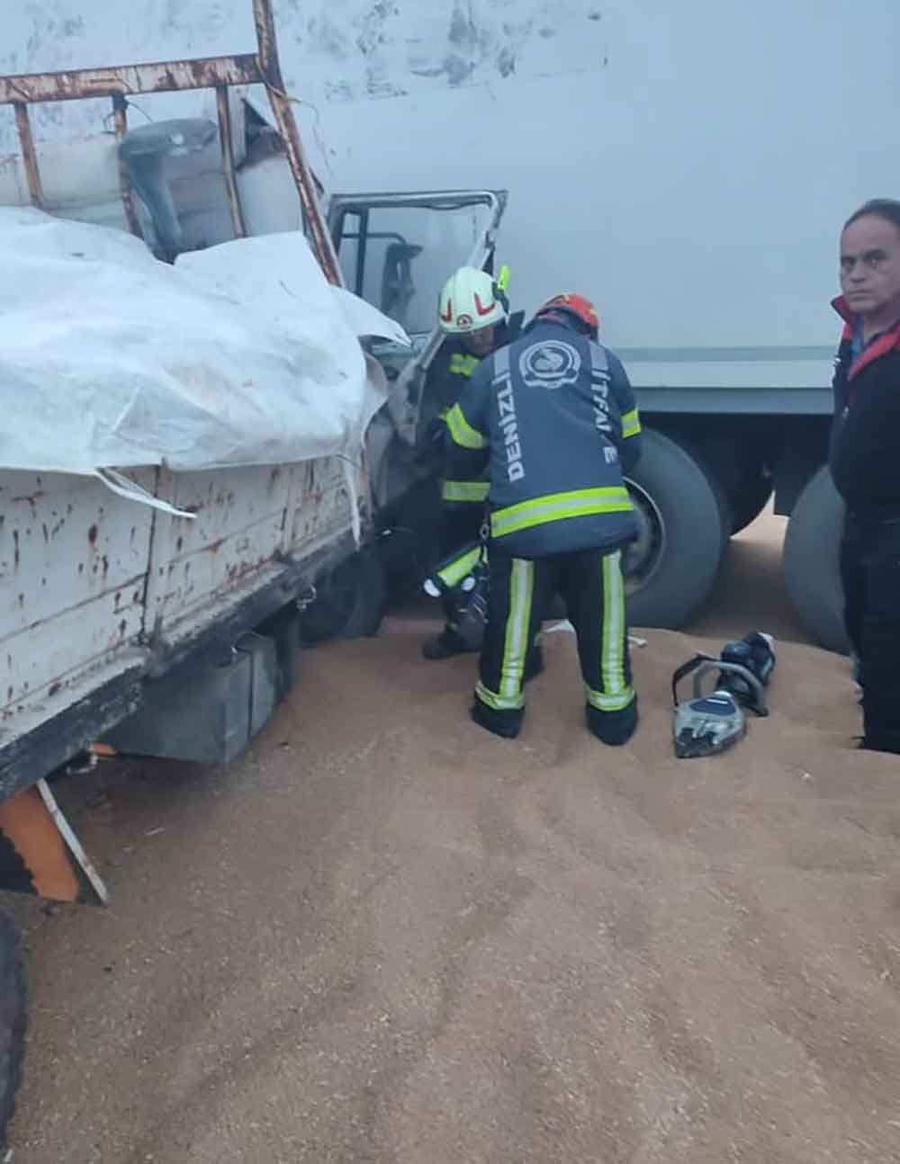 Yoldan Cikan Surucu Seyir Halindeki Tira Carpti 2