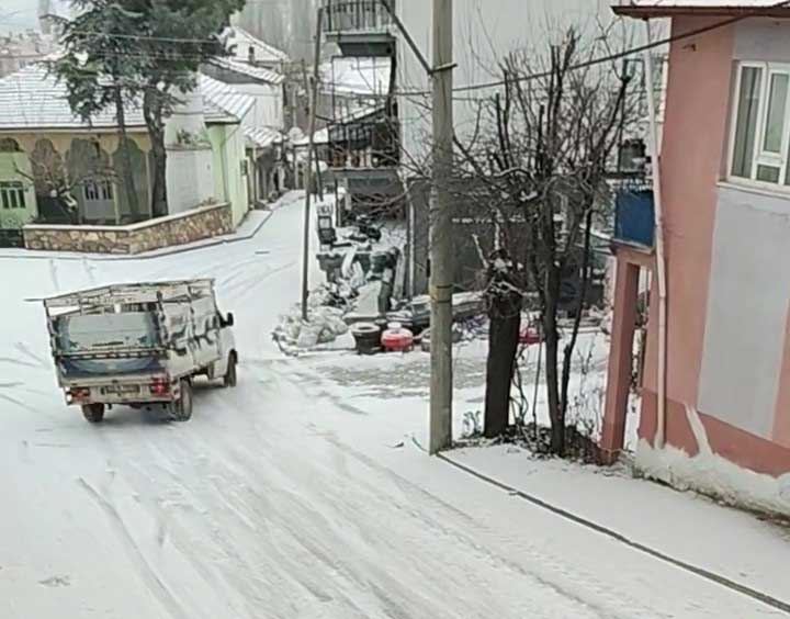Denizli Kar Yagisi Buzlanma Kamyonet1
