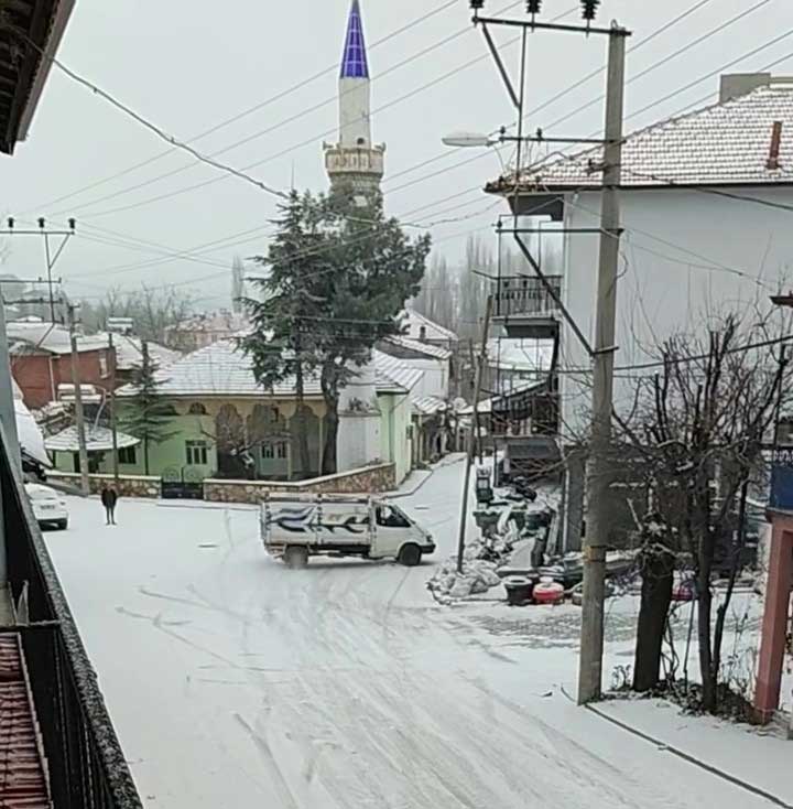 Denizli Kar Yagisi Buzlanma Kamyonet2