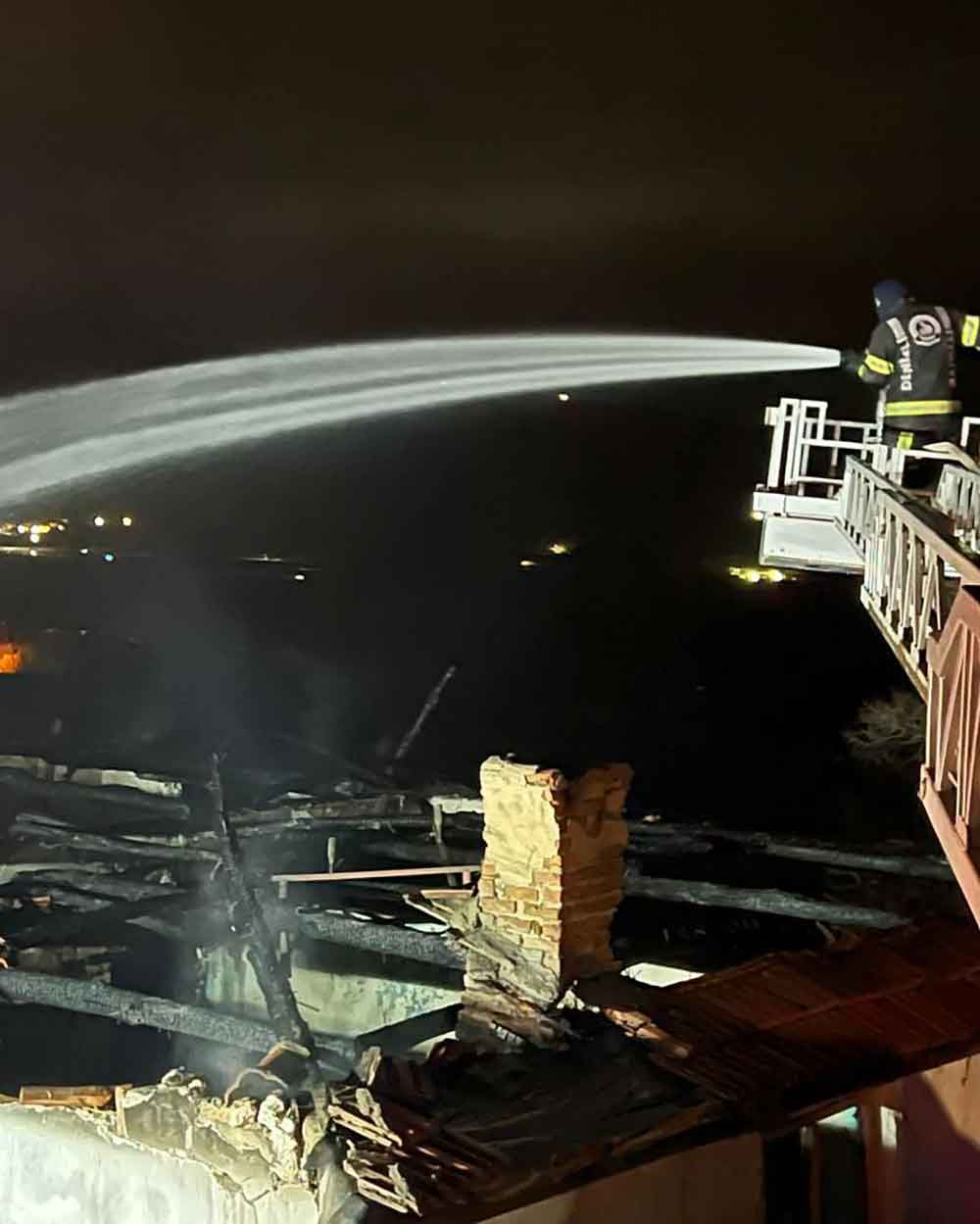 Denizlide Alevler Is Yerini Kullanilamaz Hale Getirdi 3