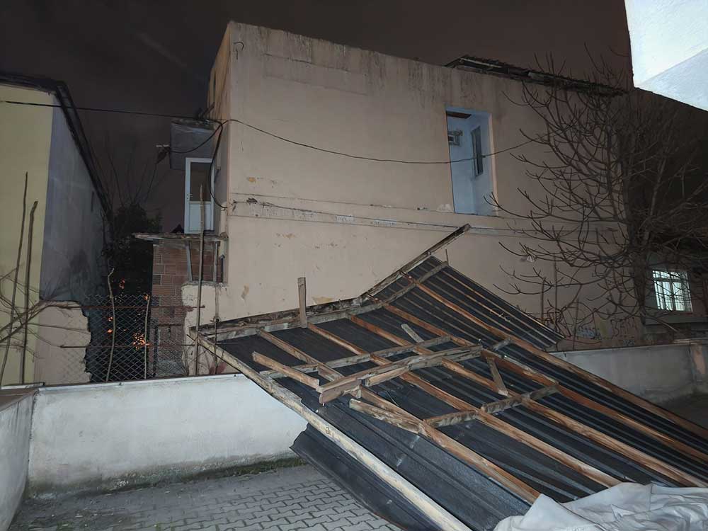 Denizlide Firtina Agaclari Devirdi Catilari Ucurdu 1