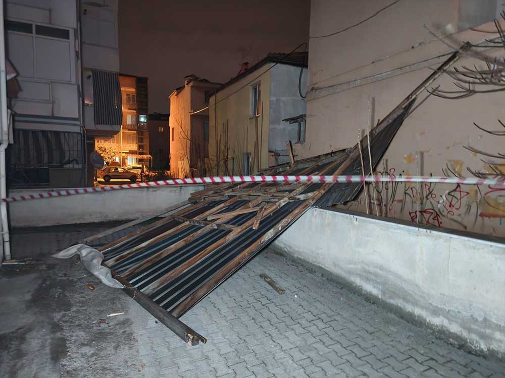 Denizlide Firtina Agaclari Devirdi Catilari Ucurdu 4