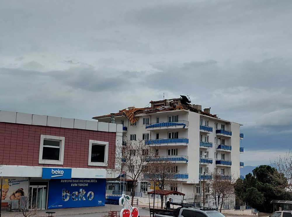 Denizlide Siddetli Firtina Nedeniyle Iki Kisiyi Yaraladi 5