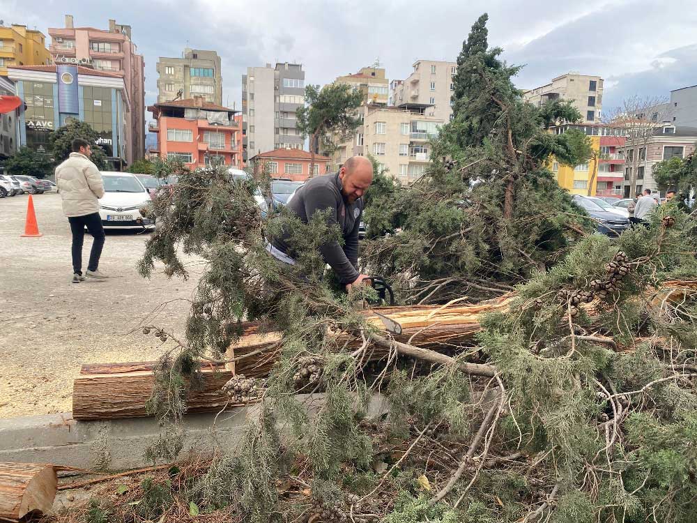 Denizlide Siddetli Ruzgar Hayati Olumsuz Etkiledi Catilar Uctu Insanlar Yuruyemedi 1
