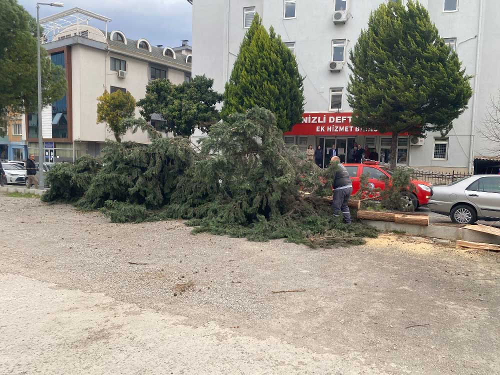 Denizlide Siddetli Ruzgar Hayati Olumsuz Etkiledi Catilar Uctu Insanlar Yuruyemedi 4