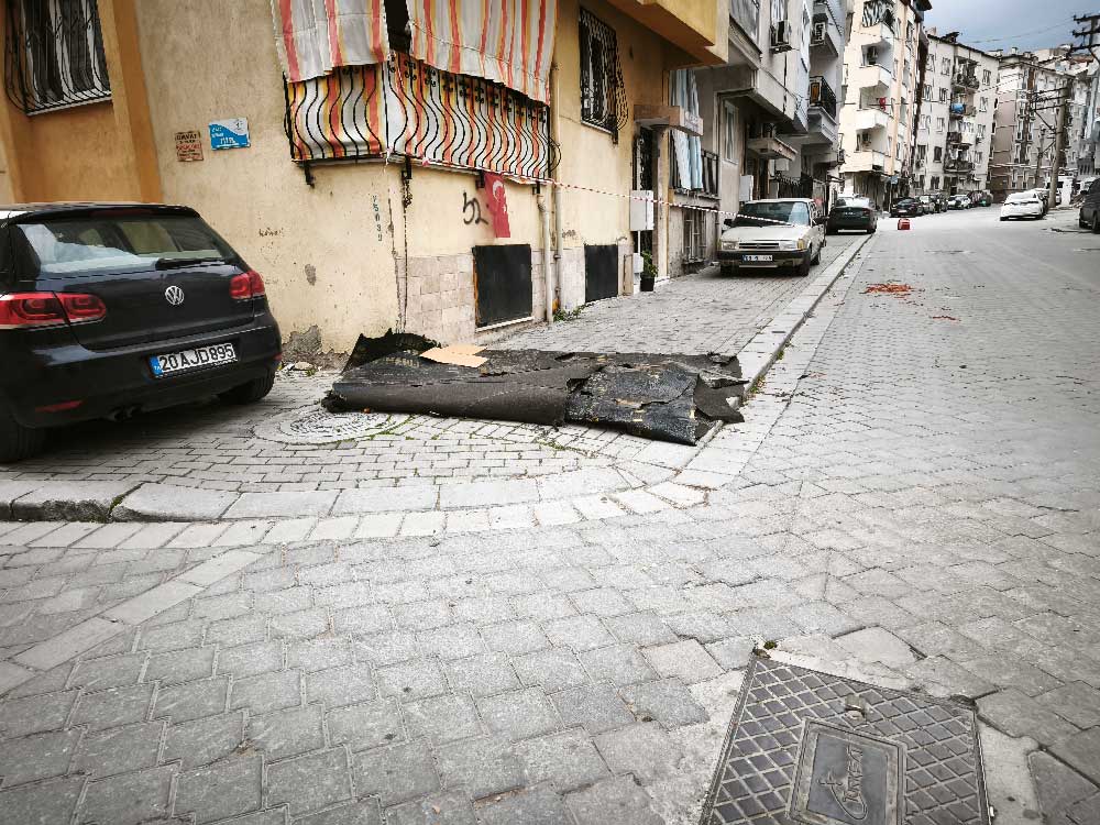Denizlide Siddetli Ruzgar Hayati Olumsuz Etkiledi Catilar Uctu Insanlar Yuruyemedi 6