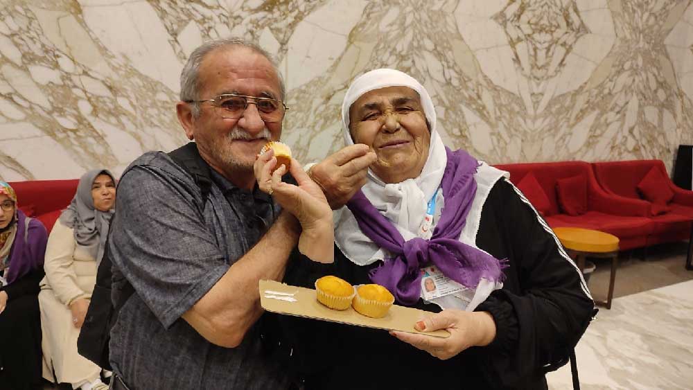 Kalbi Sag Tarafta Olan Umreci 49 Evlilik Yil Donumunu Mekkede Kutladi 3