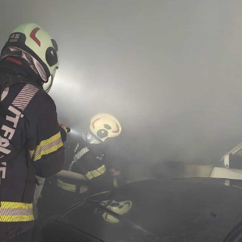 Kapali Otoparkta Duran Otomobile Alevler Sarsi 1