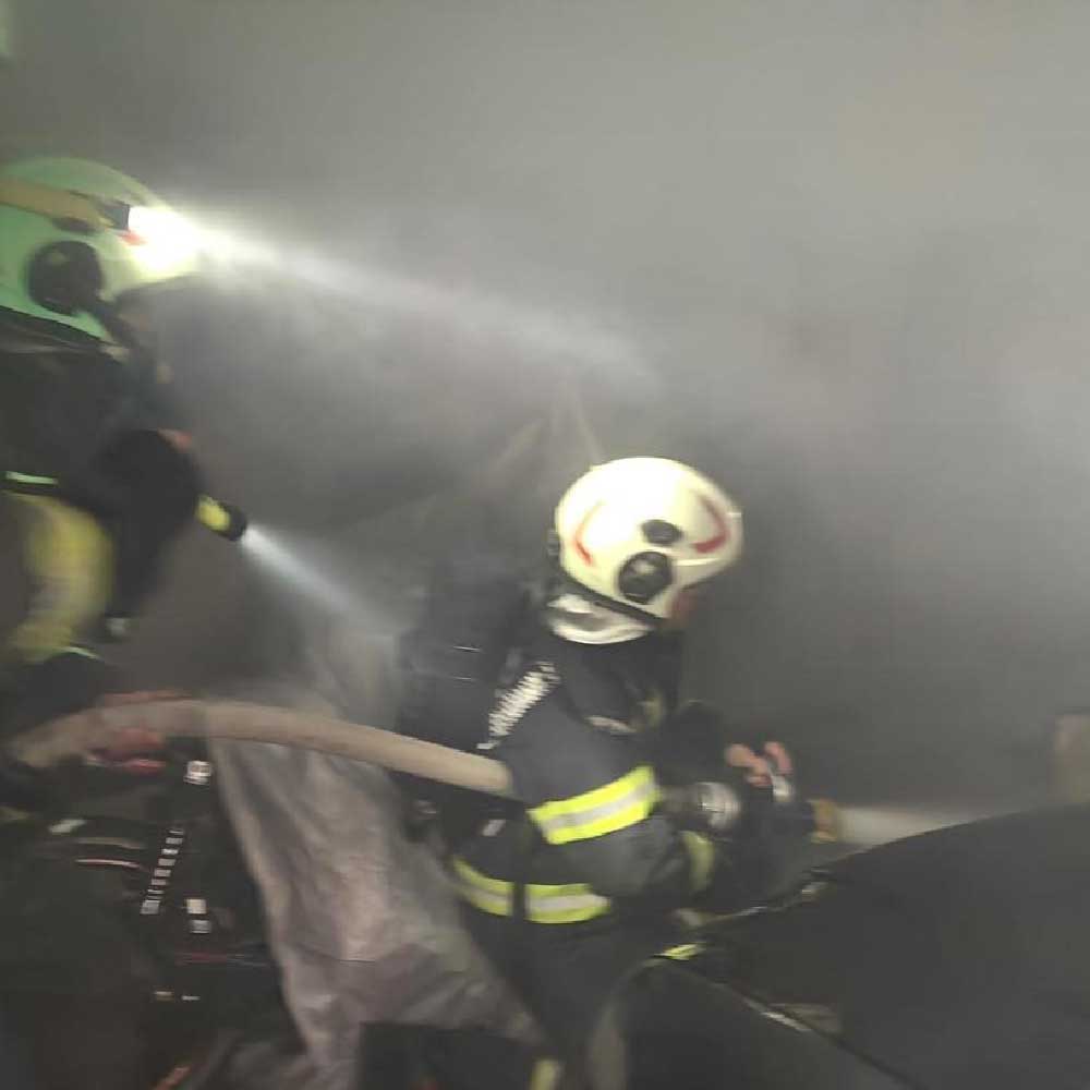 Kapali Otoparkta Duran Otomobile Alevler Sarsi 2