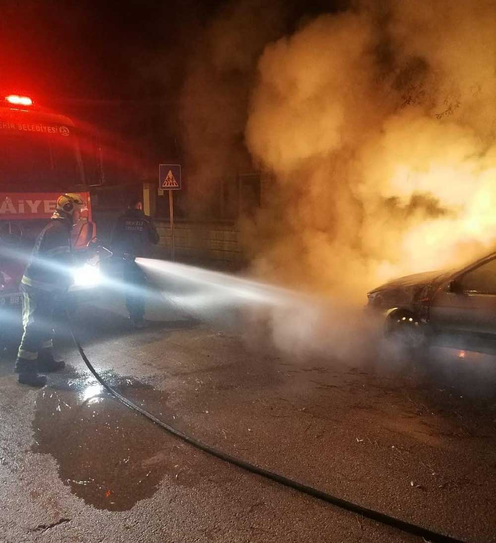 Saraykoyde Park Halindeki Otomobil Alevlere Teslim Oldu 1