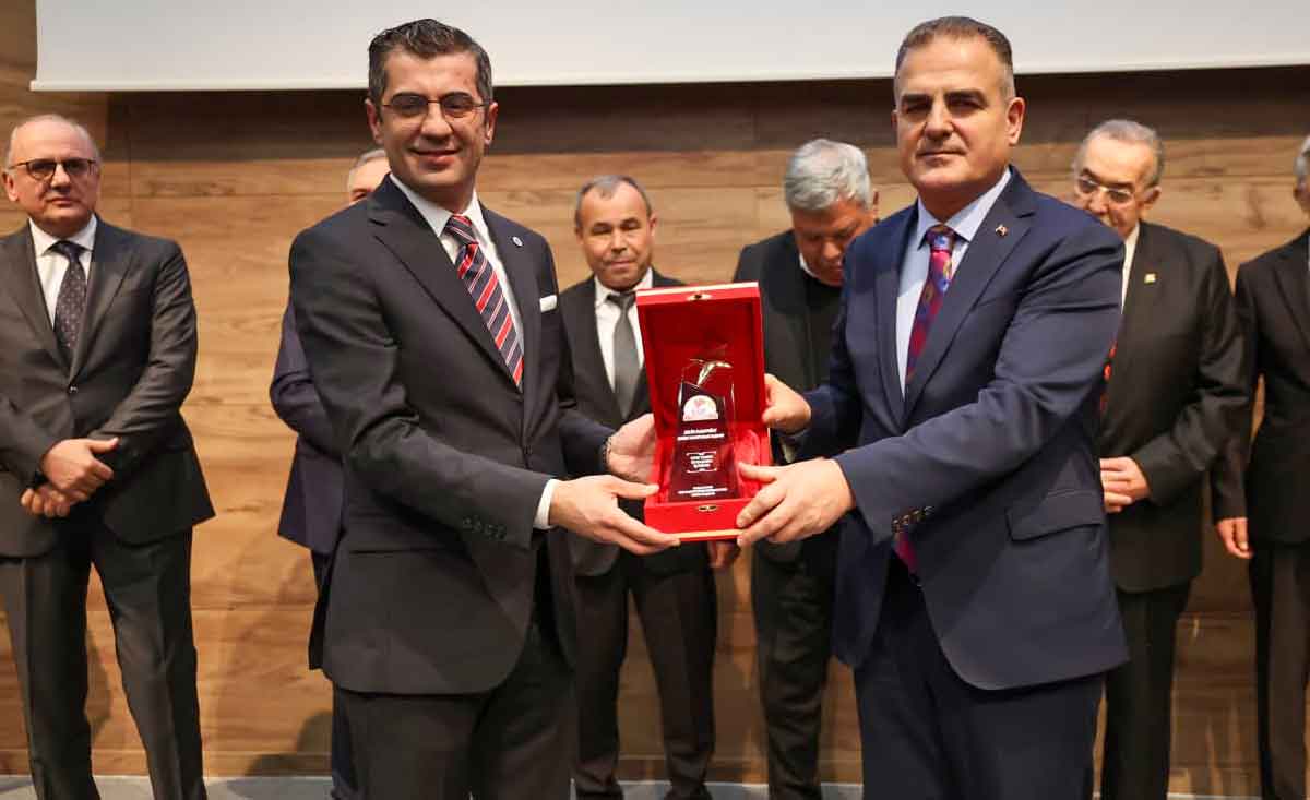 Selim Kasapogluna En Basarili Is Insani Odulu 1