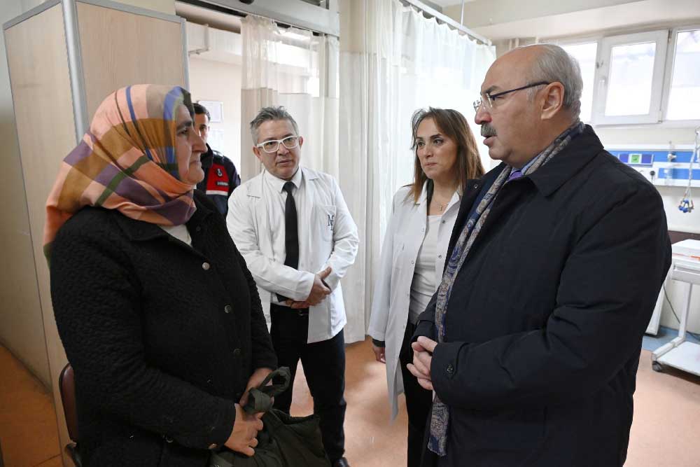 Vali Kosger Servis Kazasinda Yaralananlari Ziyaret Etti 1