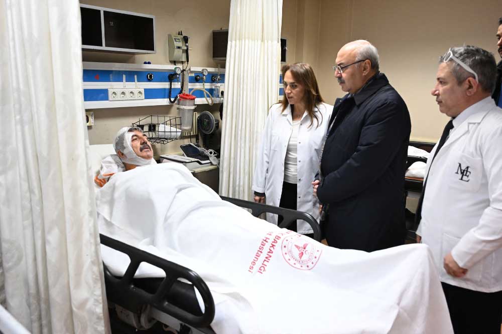 Vali Kosger Servis Kazasinda Yaralananlari Ziyaret Etti 2