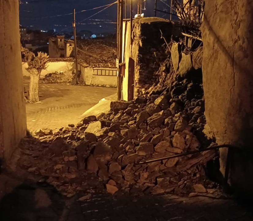 5 Metrelik Istinat Duvari Yikildi Yol Kapandi1