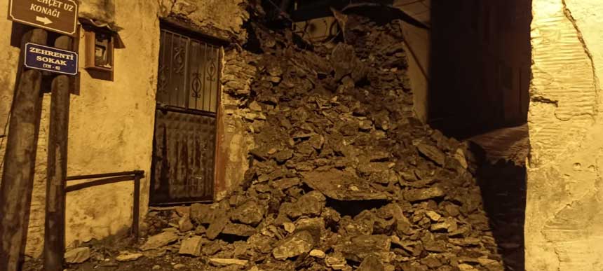 5 Metrelik Istinat Duvari Yikildi Yol Kapandi2