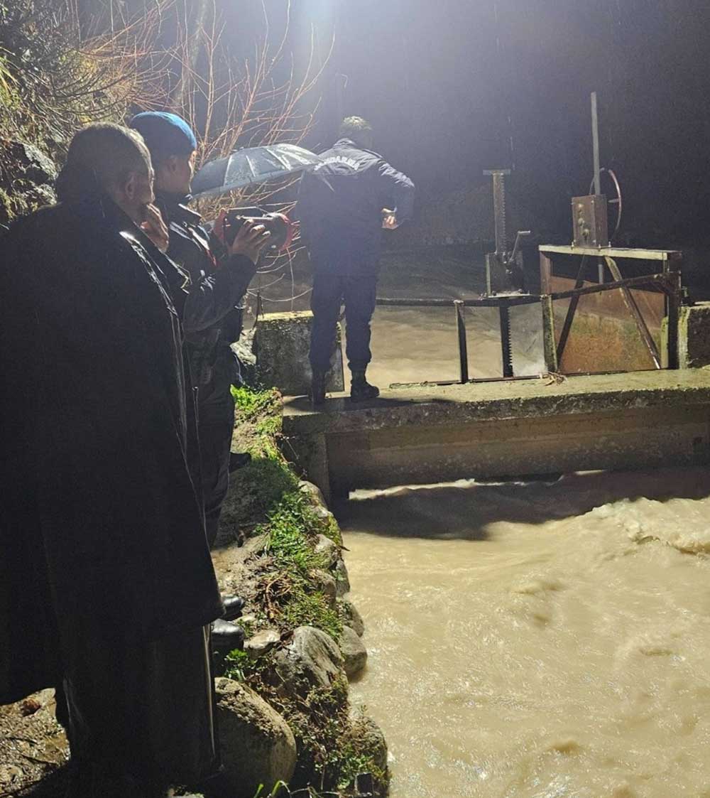 Baliklari Kurtarmak Isterken Sele Kapilarak Hayatini Kaybetti 1