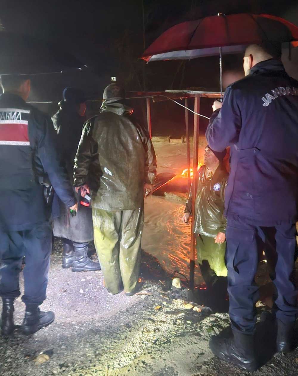 Baliklari Kurtarmak Isterken Sele Kapilarak Hayatini Kaybetti 2