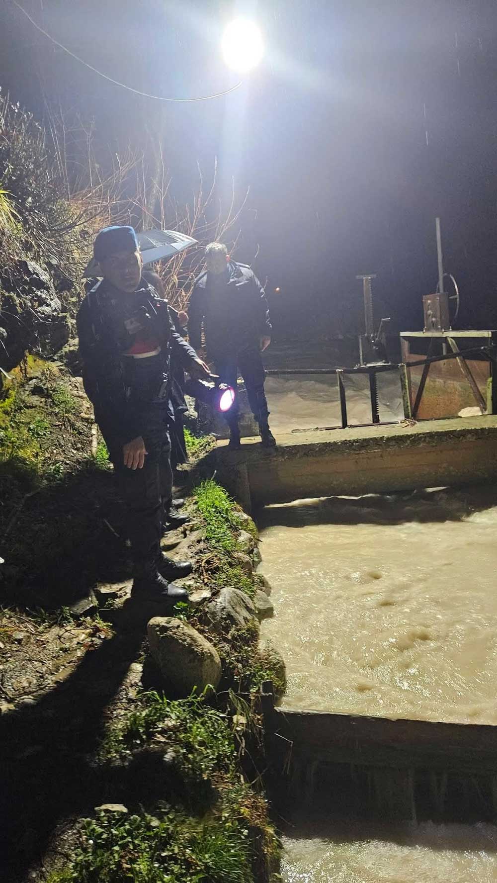 Baliklari Kurtarmak Isterken Sele Kapilarak Hayatini Kaybetti 3