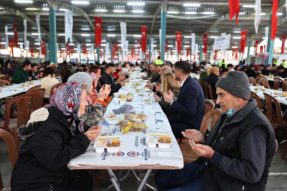 Buyuksehirin Ramazan Sofralari Kuruldu 4