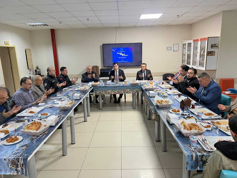 Cameli Protokolu Imam Hatip Lisesinin Iftarinda Ogrencilerle Bulustu 2