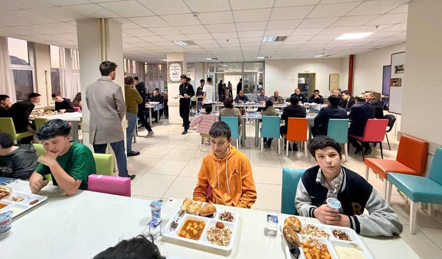 Cameli Protokolu Imam Hatip Lisesinin Iftarinda Ogrencilerle Bulustu