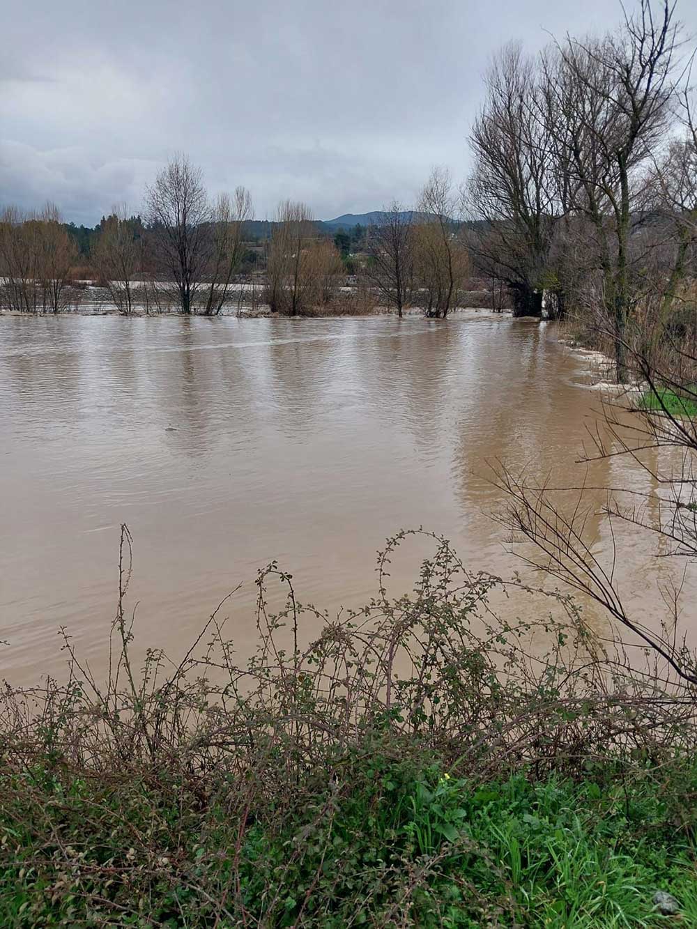 Denizlide Akcay Deresi Tasti Yol Trafige Kapandi
