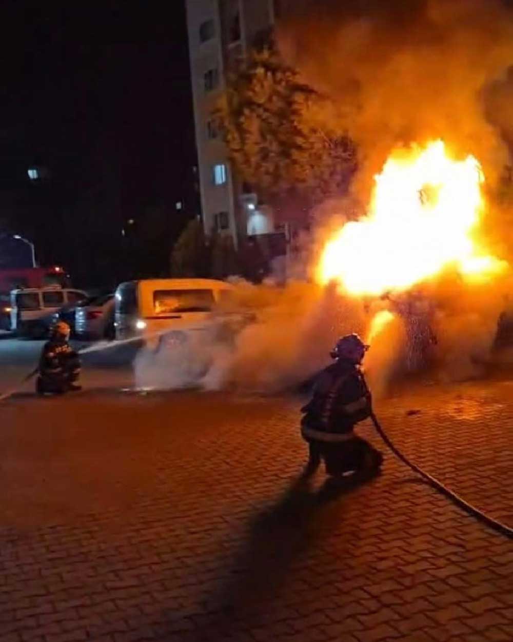 Denizlide Park Halindeki Arac Alev Alev Yandi 1