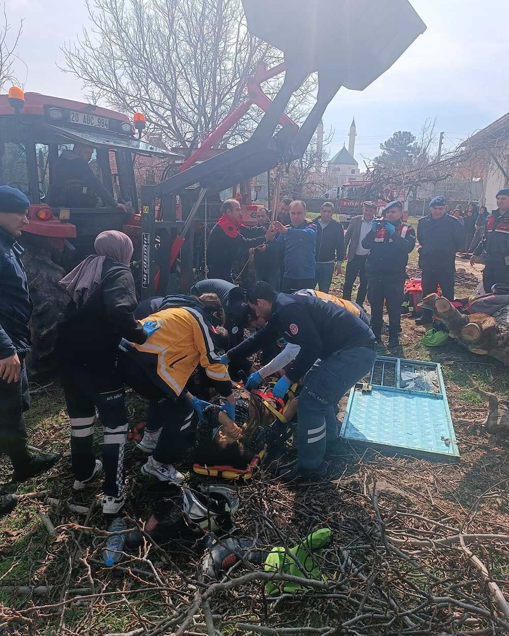 Denizlide Su Kuyusuna Dusen Kadini Itfaiye Ekipleri Kurtardi 4