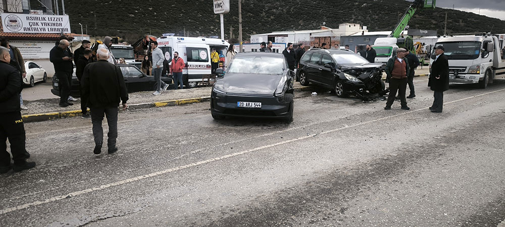 Denizlide Uc Aracin Karistigi Kazada 1 Kisi Agir Yaralandi 3