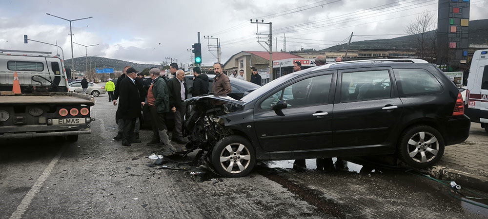 Denizlide Uc Aracin Karistigi Kazada 1 Kisi Agir Yaralandi 4