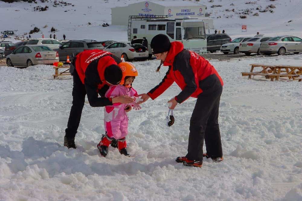 Jak Sehit Ve Gazi Cocuklarina Kayak Egitimi Verdi 2