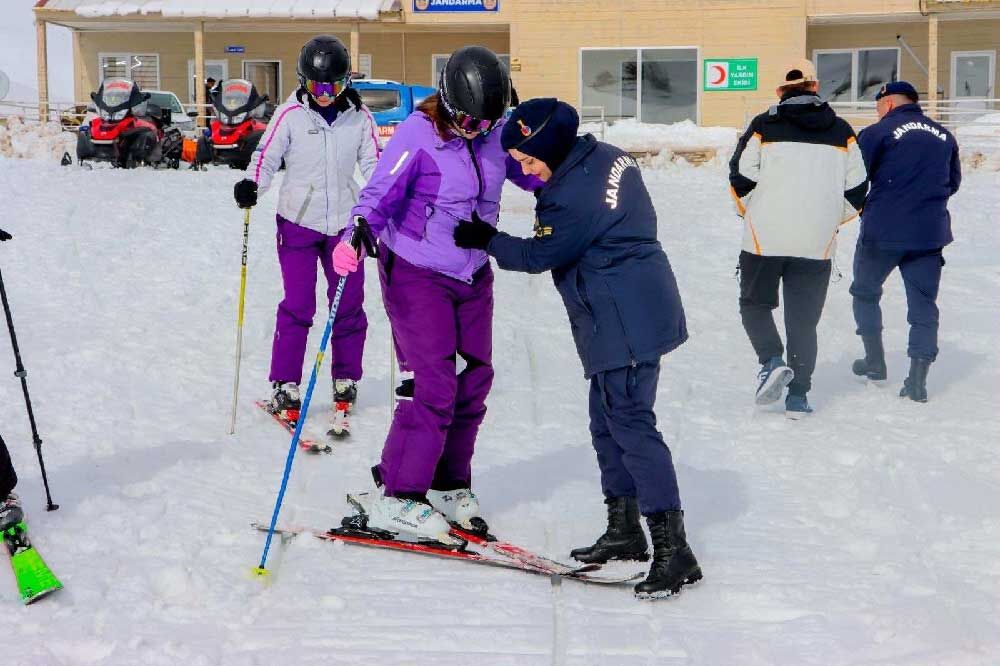 Jak Sehit Ve Gazi Cocuklarina Kayak Egitimi Verdi 3