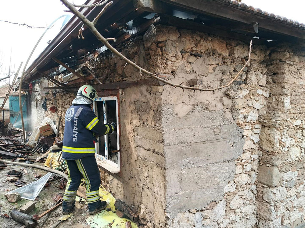 Kalede Alevlere Teslim Olan Ev Kullanilamaz Hale Geldi 1