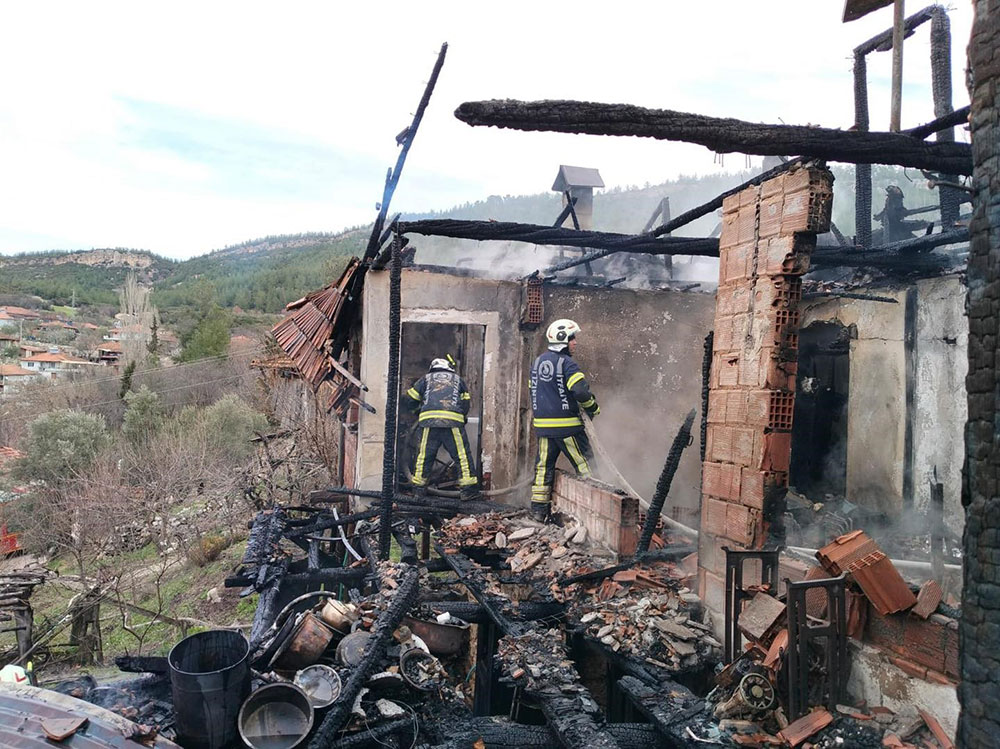 Kalede Alevlere Teslim Olan Ev Kullanilamaz Hale Geldi 2