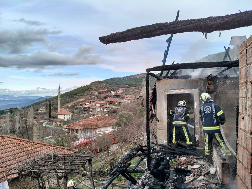 Kalede Alevlere Teslim Olan Ev Kullanilamaz Hale Geldi 4