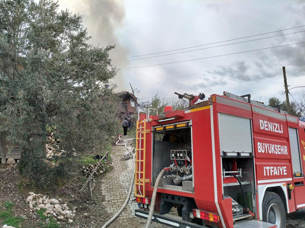 Kalede Alevlere Teslim Olan Ev Kullanilamaz Hale Geldi 5