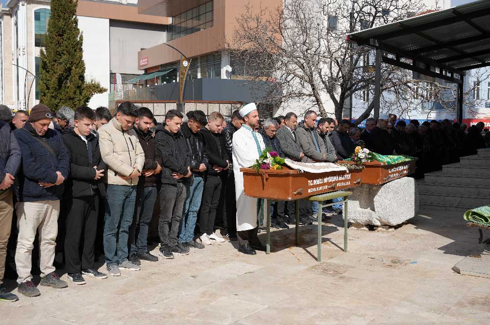 Kazada Hayatini Kaybeden Baba Ve Oglu Son Yolculuklarina Ugurlandi 4